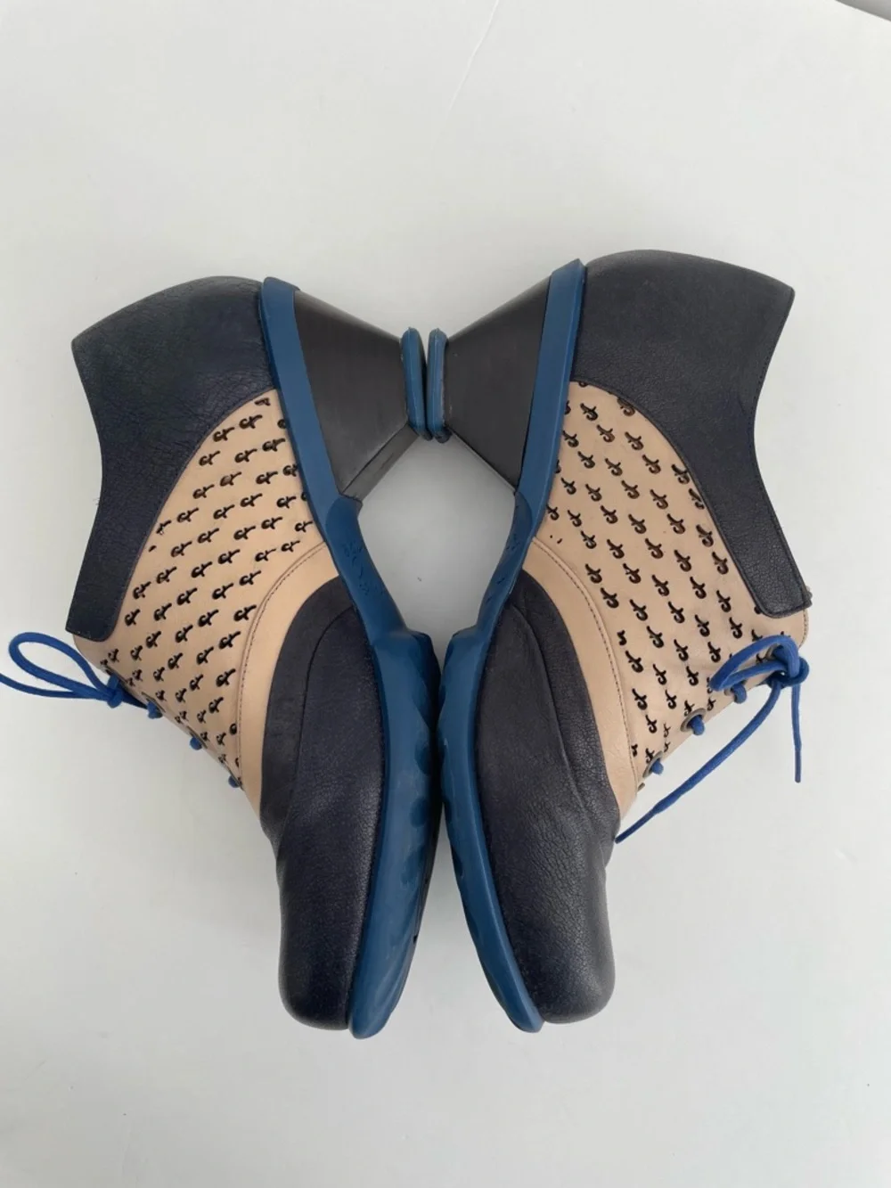 John Fluevog Hopes Promise Blue Cream Size 8 Coquette - Picture 6 of 15